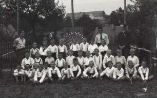 Festwiese. Nr. 19: Jungengruppe vor Schießscheibe