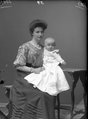 Frau Schmidt mit Sohn Erich