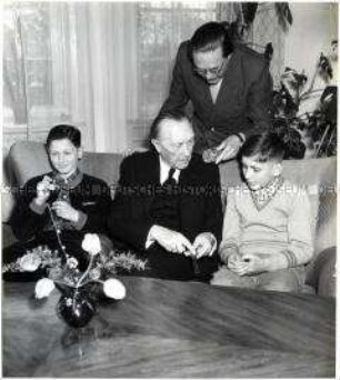 Bundeskanzler Adenauer mit zwei Münchner Jungen, die ein Attentat auf ihn verhinderten