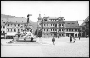 Tetschen. Markt mit Elbebrunnen (1907; Rudolf Weyr) und Hotel Stadt Prag gegen Kirche St. Wenzel und St. Blasius (1778)
