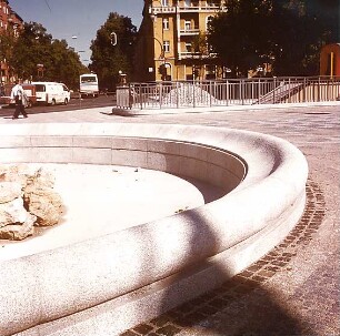 Hansjakob, Gottfried; München, Prinzregentenplatz; Prinzregentenplatz - Springbrunnen (Detail), während Bauphase, im Hintergrund U-Bahn-Zugang
