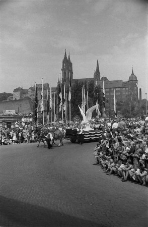 Meißen-Altstadt. Jubiläum "250 Jahre Meißner Porzellan". Festumzug. Blick zum Burgberg mit Albrechtsburg und Dom
