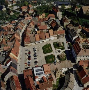 Stolpen. Stadtkern mit Marktplatz. Luftbild-Schrägaufnahme von Westen