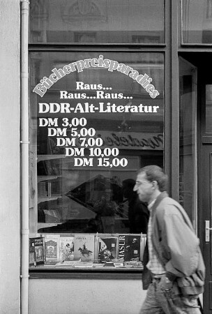Deutsch-polnische Grenze, 1992. Buchladen-Schaufenster in Görlitz Altstadt