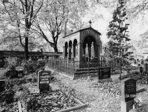 Friedhof I. der Französisch-reformierten Gemeinde mit Einfriedungsmauer und Grabstätten; Berlin, Mitte
