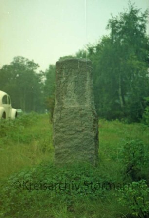 Beimoorweg: Grenzstein zwischen Ahrensburg und Hammoor