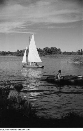 Segelboot und Ruderboot auf dem Müggelsee