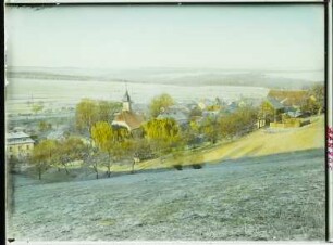 Langenhennersdorf : Langenhennersdorf. Ortskern (Mitteldorf) mit evangelischer Pfarrkirche und alter Schule. Blick nach Westen zum Gottleubatal