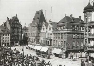 Trier, Hauptmarkt : Trier. Hauptmarkt. Westseite mit Steipe mit Walmdach, daneben barocke Giebelhäuser
