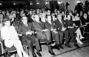 22. Tagung 1972 Mediziner; Eröffnung, Sitzreihen: Frau Steurer, H. Keßler, Willy Brandt, Oberbürgermeister Steurer, Ph. Held, [frau Held ?], nicht besetzter Platz, Ulf v. Euler