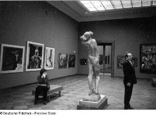 Dresden-Altstadt. Albertinum. IX. Kunstausstellung der DDR, 02.10.1982.02.04.1983. Raumaufnahme mit Ausstellungbesuchern