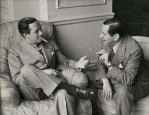 Ernst Lubitsch im Gespräch mit dem Regisseur Mervyn Leroy im Hotel Savoy in London. rechts: Ernst Lubitsch, links: Mervyn Leroy