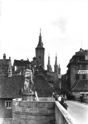Würzburg. Alte Mainbrücke (Straßenbrücke, 1473-1488, Umbau 1. H. 16. Jh., 1725-1729 [Statuen]). Blick nach Osten gegen die Altstadt