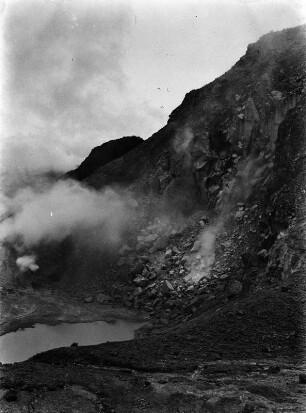 Vulkankrater : Im Vulkankrater des Sibajak. An der Kraterwand Fumarolen. Weiter unten ein Kratersee.
