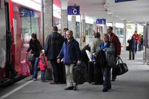 St. Moritz - Bahnsteig : Passagiere besteigen im Bahnhof den Glacier-Express. Aufgenommen in St. Moritz am 15. Mai 2010