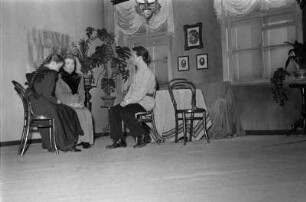 Szenenbilder aus " Die Familie" von I. Popow mit H. Thate, F. Nowack, K. F. Feudel, K. Weber, H. Scholz, E. Meyer, J. Thomas, L. Loebinger, H. Dieckhoff, S. Haacker, Maxim-Gorki-Theater, Premiere 02.12.1953