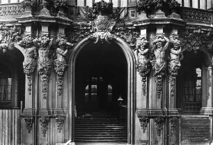 Dresden, Zwinger, Wallpavillon, Portal; 1709-1728: Matthäus Daniel Pöppelmann; Balthasar Permoser; 1847-1854: Gemäldegalerie von Gottfried Semper; Pöppelmann, Matthäus Daniel; Permoser, Balthasar