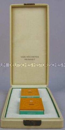 Kassette mit zwei Schachteln (Attrappen) "Ernte 23"-Zigaretten