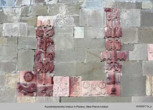 Taubenrelief mit einem Granatapfel und Engelmedaillons (10. Jhd.?), Kreuz (11. Jh.), Weinreben und Rosette (15. Jh.?), Relief des Heiligen Georg (17. Jh.?)