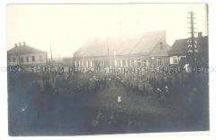 Militärkapelle auf dem Marktplatz von Novo-Svenziany