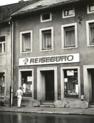 Dippoldiswalde, Obertorplatz 13. Wohnhaus mit Ladeneinbau (Reisebüro). Straßenansicht