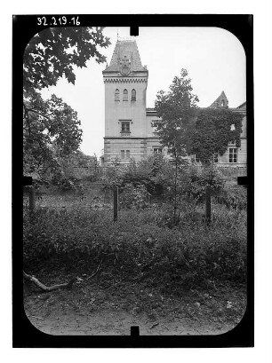 Gusow (Gusow-Platkow), Schloßstraße 7. Schloß (Baubeginn 1870; F. Neubart). Kemenatentum von Nordwest