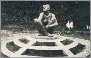 Brunnen mit Kauernder, Detail, 1925, Bronze und Kalkstein