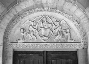 Tympanon des Westportals: Christus in der Mandorla auf dem Regenbogen thronend mit Stifer und Stifterin