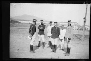 Nador (Marokko): 6 Offiziere und Soldaten in hellgestreiften Uniformhosen und niedrigen, runden Feldmützen aber in unterschiedlichen Uniformjacken auf einem weiten Platz (links in heller Uniform: Ferdinand Maria, Prinz von Bayern und Infant von Spanien) (Gruppenbild)