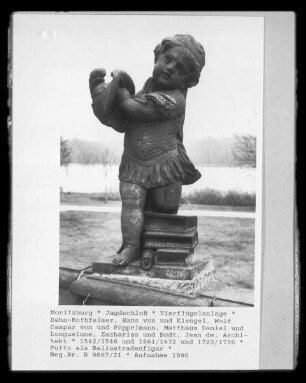Putto mit Attributen der Kriegskunst