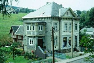 Geschäts- und Wohnhaus Grundstr. 48; reiche Fassadendekoration, schmiedeeiserner Zaun