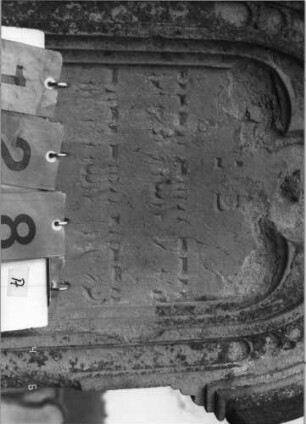 Grabstein 128 (Index: 100114758) Material: Sandstein Zustand: leicht verwittert Maße HxBxT: 196x53x45 cm Beschreibung: Stele auf gestuftem Sockel, Rundbogen, Textteil mit Kleeblattbogen: Grabstein 128A