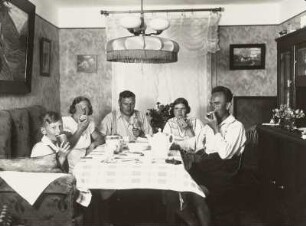 Fotograf mit Frau und älteren Sohn in Bremen beim Besuch eines befreundeten Ehepaars in deren Wohnzimmer beim Essen