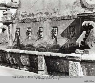 Papacqua-Brunnen : Maskenreihe und Brunnenbecken