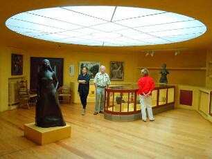Worpswede - Besucher in der Kunsthalle : Besucher in der Kunsthalle. Aufgenommen im Künstlerdorf Worpswede am 3. August 2011