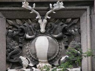 Gedenktafel für Queen Victoria an der Fassade von Balmoral Castle, dem schottischen Sommersitz der englischen Königsfamilie