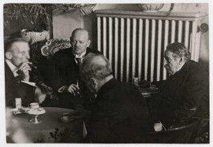 Gipfeltreffen zur deutsch-französischen Verständigung in Lugano, Gustav Stresemann sieht sich Erich Salomon Fotografien an. von links: Austen Chamberlain, Gustav Stresemann, Aristide Briand