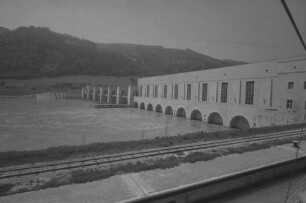 Jochenstein: Kraftwerk von der Schleuse aus