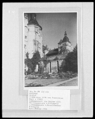 Güstrow, Franz-Parr-Platz 1. Schloss Güstrow (1558/1594, F. Parr; 1963/1978 Restaurierung). Ansicht vom Garten auf Südost-Treppenturm des Südflügels und Treppenturm des Nordflügels (1587/1591; Ph. Brandin)