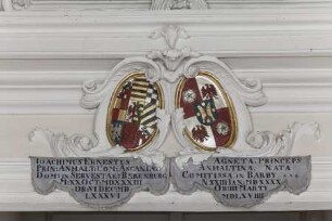 Wappenpaare in Kartuschen — Wappen des Fürsten Joachim Ernst von Anhalt (1536-1586) und seiner Ehefrau Agnes von Barby (1540-1569)