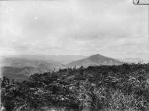 Landschaft : Blick von einer Anhöhe in ein Tal und auf bergige Umgebung