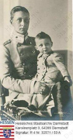 Wilhelm Kronprinz v. Preußen (1882-1951) / Porträt in Uniform mit Sohn Kronprinz Wilhelm (1906-1940) in Uniform auf dem Schoß, Halb- bzw. Ganzfigur