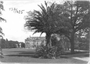Palais : Dresden-Altstadt. Großer Garten. Palais. Ansicht von Nordwesten mit Plastik "Die Zeit entführt die Schönheit" (um 1730; P. Balestra)