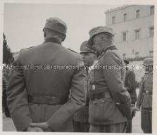 Wehrmachtssoldaten, , General der Gebirgsjäger Julius Ringel auf Kreta im Gespräch mit dem General der Flieger Wolfram von Richthofen