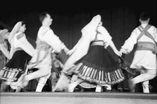 Bukarest: Aro Lichtspielhaus: Rumänische Folkloregruppe