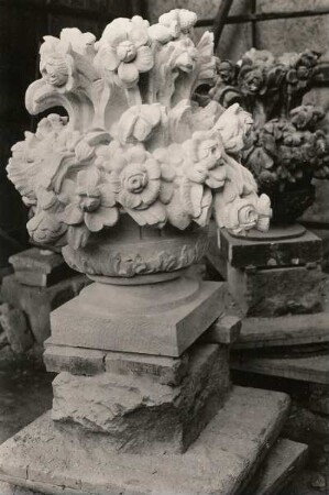 Dresden. Zwinger. Kronentor. Vase (Arbeit des Bildhauermeisters Karl Müller, November 1950)