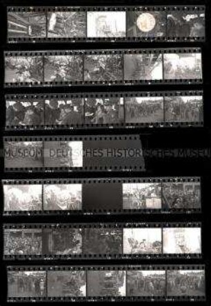 Schwarz-Weiß-Negative mit Aufnahmen von alliierten Soldaten bei Vergnügungen im Treptower Park