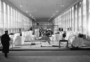 Berlin: Automobilausstellung; neue Halle mit zugedeckten Motorrädern
