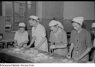 Lehrlinge der Konsum-Bäckerei-Lehrwerkstatt "Ernst Thälmann" beim Teigrollen, unter ihnen Werner Trescher (links)