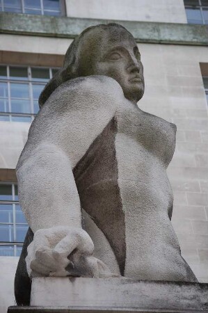 Massige Dame aus Stein an der Fassade des Verteidigungs-Ministeriums in Whitehall